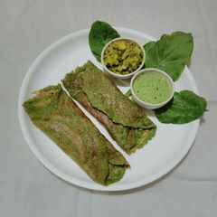 A picture of Spinach moong dal chilla.