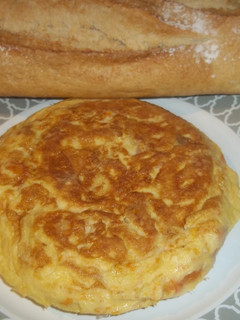 Una foto de Tortilla de calabaza y dientes de ajo