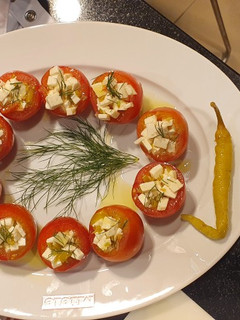 Una foto de Tomatitos rellenos de queso y piparra