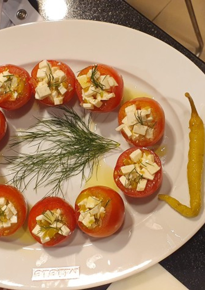 Una foto de Tomatitos rellenos de queso y piparra