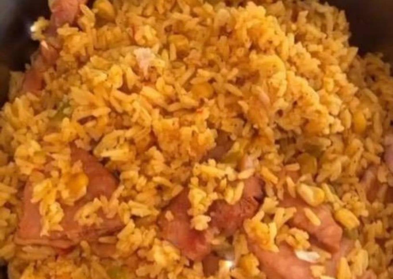 Locrio de chuleta con ensalada verde