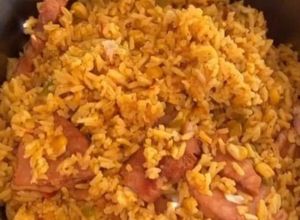 Una foto de Locrio de chuleta con ensalada verde