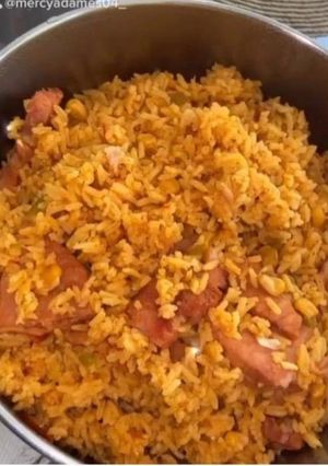 Una foto de Locrio de chuleta con ensalada verde