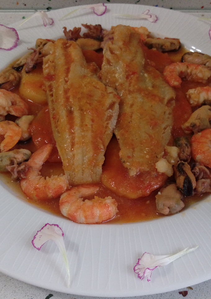 Una foto de Patatas con pescado y marisco