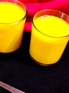 इम्युनिटी बूस्टर हल्दी का दूध (Immunity Booster haldi ka doodh recipe in Hindi) रेसिपी मुख्य फोटो