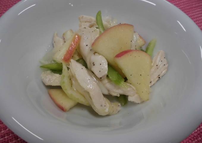 Marinated chicken breast with apple and aromatic vegetables