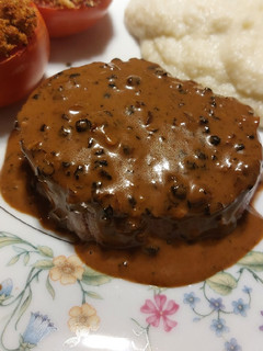 Una foto de Salsa de pimienta y vino tinto para filete