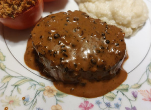 Una foto de Salsa de pimienta y vino tinto para filete