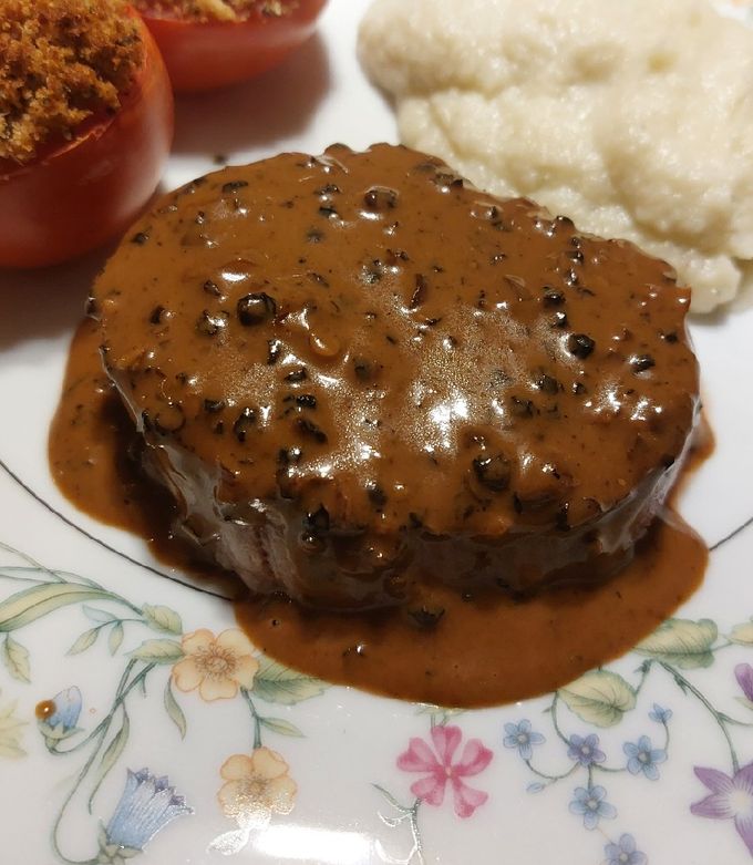 Una foto de Salsa de pimienta y vino tinto para filete