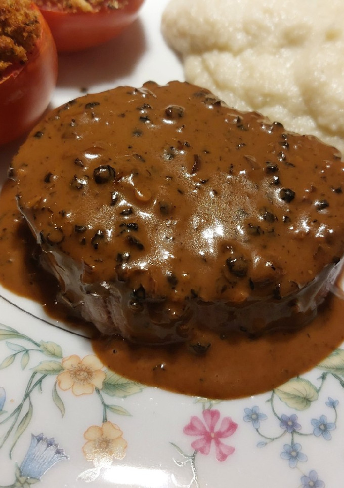 Una foto de Salsa de pimienta y vino tinto para filete