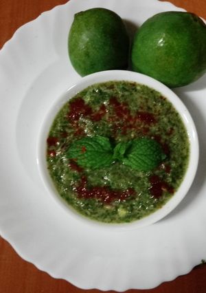 A picture of Raw mango chutney 🥭🧄🧅.