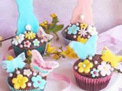 Una foto di muffin al cioccolato con gocce di cioccolato