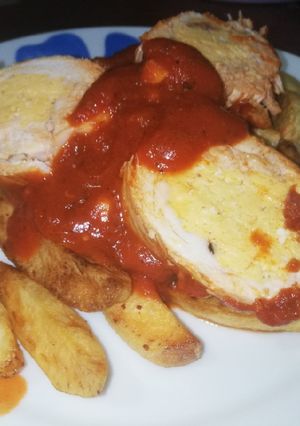 Kolbászos tojásrántottával göngyölt hús paradicsomszószban recept fotója