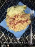 Arroz con cebolla y yuca al ajillo