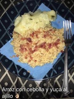 Una foto de Arroz con cebolla y yuca al ajillo