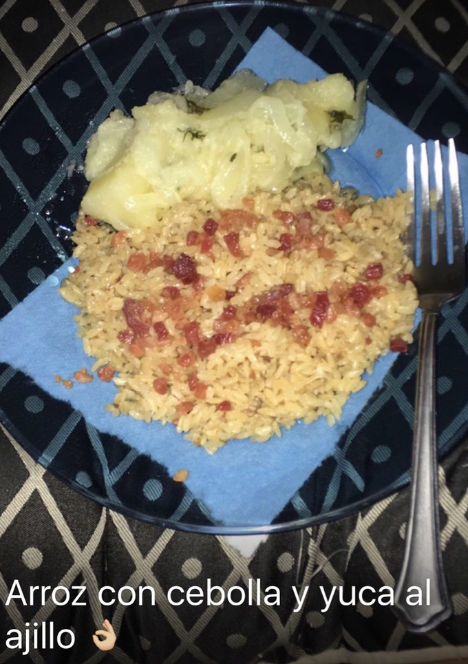 Una foto de Arroz con cebolla y yuca al ajillo