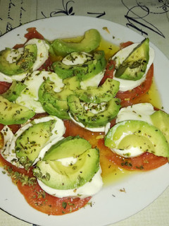 Una foto de Tomate con mozzarella y aguacate ideal para una cena