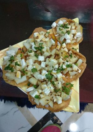 A picture of Aloo papdi.