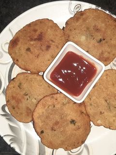 आलू सूजी पूरी (Aloo suji puri recipe in Hindi) रेसिपी मुख्य फोटो