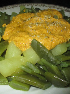 Una foto de Judías verde y patatas con salsa de frutos secos- veggie