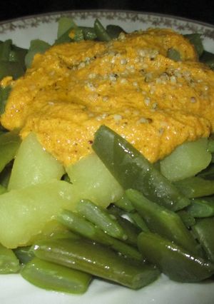 Foto principal de Judías verde y patatas con salsa de frutos secos- veggie
