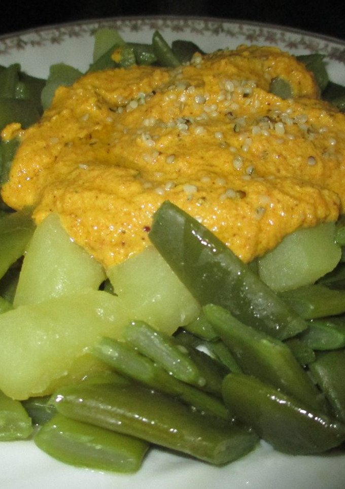 Una foto de Judías verde y patatas con salsa de frutos secos- veggie