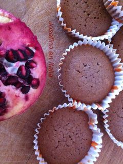 Una foto de Muffin con harina de arroz y jugo de granada/ Muffin con farina di riso e succo di melograno