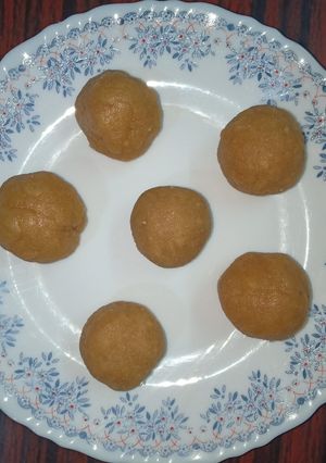 A picture of Atta ladoo.