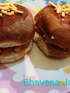 लू का हॉट डॉग (aloo ka hot dog recipe in Hindi) रेसिपी मुख्य फोटो