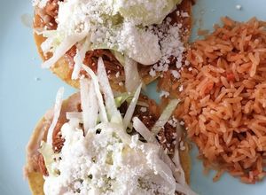 Una foto de Tostadas de tinga de res 😋