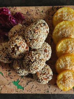 Foto di Polpette di polpo e tonno in crosta di sesamo