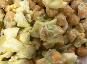 Una foto de ensalada de garbanzos con aguacate