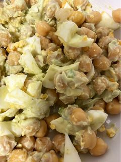 Una foto de Ensalada de garbanzos y huevo duro con salsa casera de aguacate