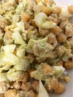Una foto de Ensalada de garbanzos y huevo duro con salsa casera de aguacate