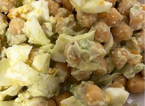 Foto principal de Ensalada de garbanzos y huevo duro con salsa casera de aguacate