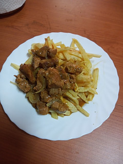 Una foto de Cerdo a la cerveza con papas fritas