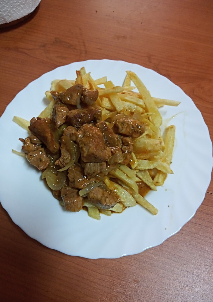 Una foto de Cerdo a la cerveza con papas fritas