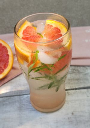 Una foto de 🍹Soda con pomelo y romero 🍹