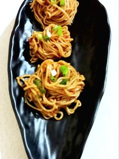 હક્કા નુડલ્સ (Hakka Noodles Recipe In Gujarati) રેસીપી મુખ્ય ફોટો