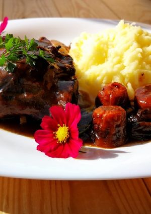 Una foto de Galta de cerdo al vino tinto 🐽 🍷