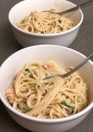 A picture of Shrimp spaghetti with creamy lemon sauce.