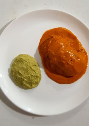 Una foto de Pollo Momia, con puré de ejote