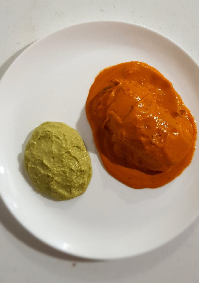 Una foto de Pollo Momia, con puré de ejote