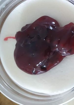 Una foto de Gelatina de queso con mermelada de zarzamora