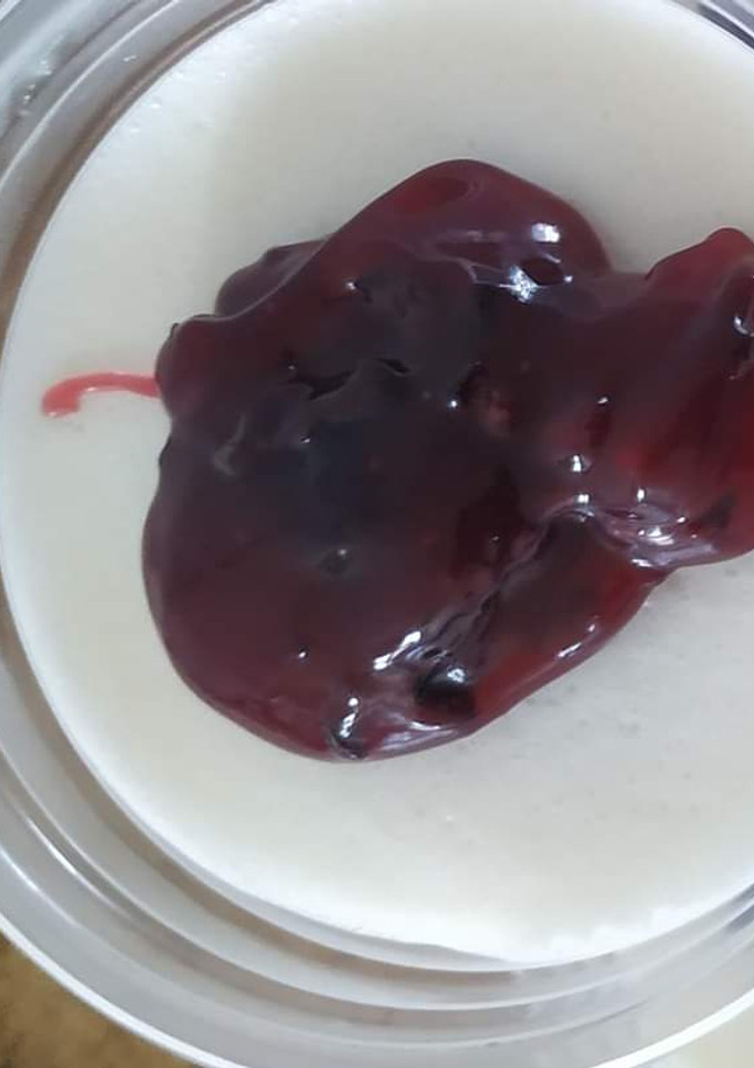 Una foto de Gelatina de queso con mermelada de zarzamora
