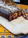 Cake fondant aux groseilles noires, pommes et coings du Japon