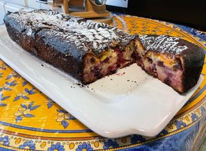 Une photo de Cake fondant aux groseilles noires, pommes et coings du Japon
