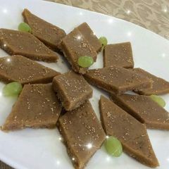 Shukhadi /gor papdi /gud papdi A picture of Shukhadi /gor papdi /gud papdi.