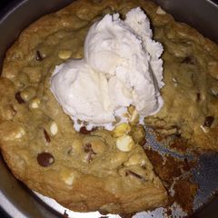 A picture of Pizookie.