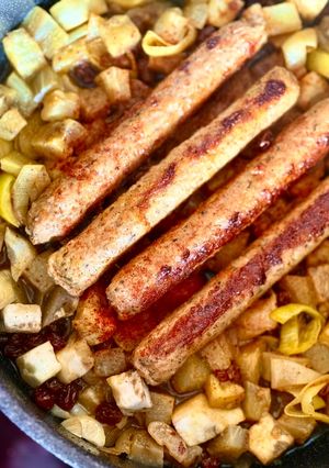 Une photo de Saucisses végétariennes mijotées aux aubergines